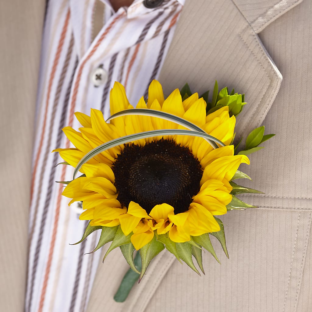 Free Spirit Boutonniere – CHRISTINE'S CREATIONS FLOWER SHOP, West Haven CT